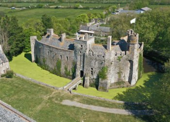 Le château fort de Pirou. La face sud, de droite à gauche : la partie la plus ancienne (fin du XIIe siècle) la tour-porte (XVe siècle), la courtine remontée devant le logis de 1708. (Photo Rodolphe Corbin © Patrimoine Normand).
