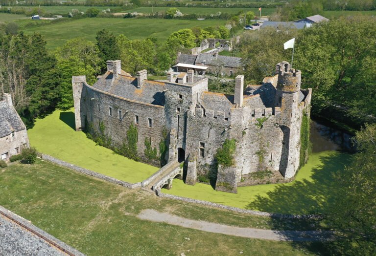 Le château fort de Pirou. La face sud, de droite à gauche : la partie la plus ancienne (fin du XIIe siècle) la tour-porte (XVe siècle), la courtine remontée devant le logis de 1708. (Photo Rodolphe Corbin © Patrimoine Normand).