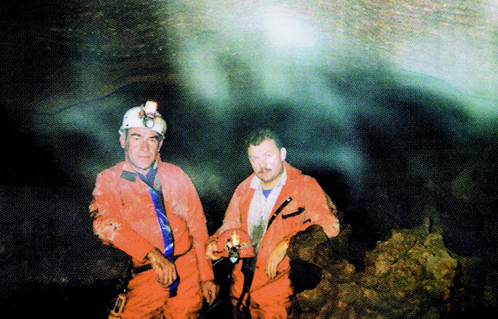 Laurent Corbin en compagnie du spéléologue Jean-Louis Ribot dans le réseau souterrain de l'Aure. (Photo Jean-François Leguillochet)