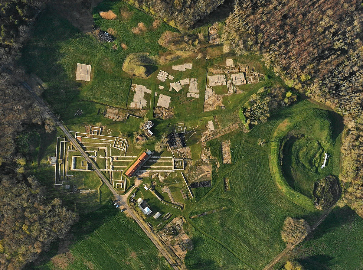 Au cœur de la forêt d’Eu, au sommet du plateau de Beaumont et dominant la ville d’Eu, les ruines de monuments et d’habitations gallo-romains rappellent l’existence de la ville de Briga. (© Alexandre Bouloumou)