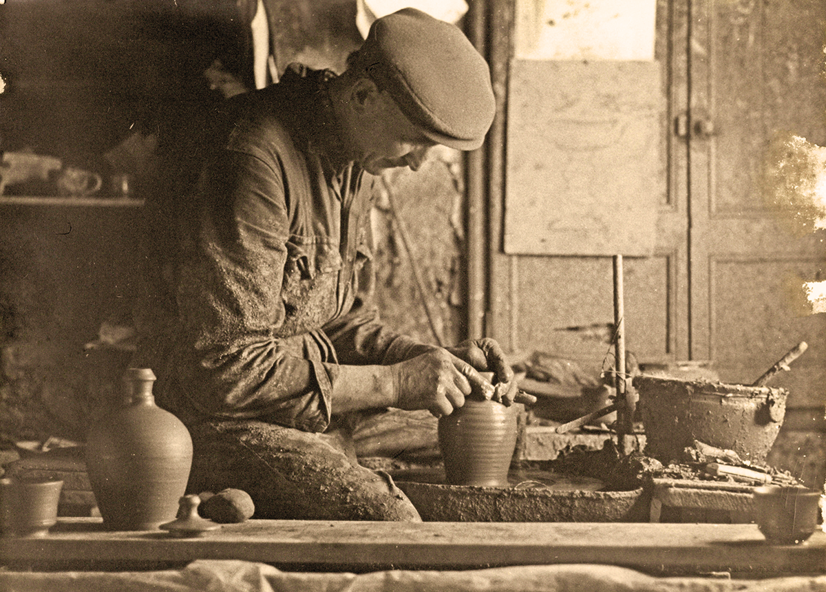 Louis Hamel, potier à Saint-Jacques-de-Néhou, à l’œuvre sur son tour. (© Musée de la céramique de Ger)