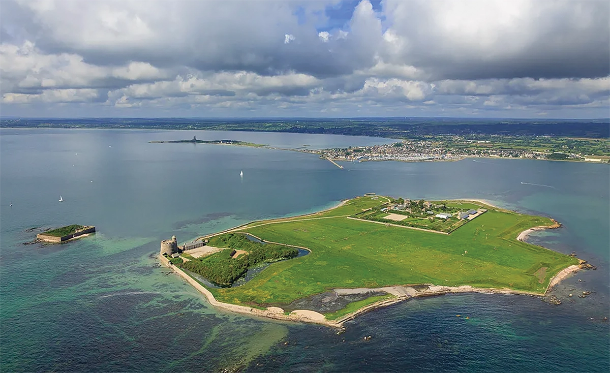 Le fort de Tatihou, conjointement au fort de la Hougue, ferme l’accès au havre de Saint-Vaast. Face à la tour Vauban, le fort de l’îlet complète le dispositif défensif. L’intérieur du fort est interdit au public et forme un sanctuaire pour les oiseaux. (© David Daguier-Tatihou-CD50)