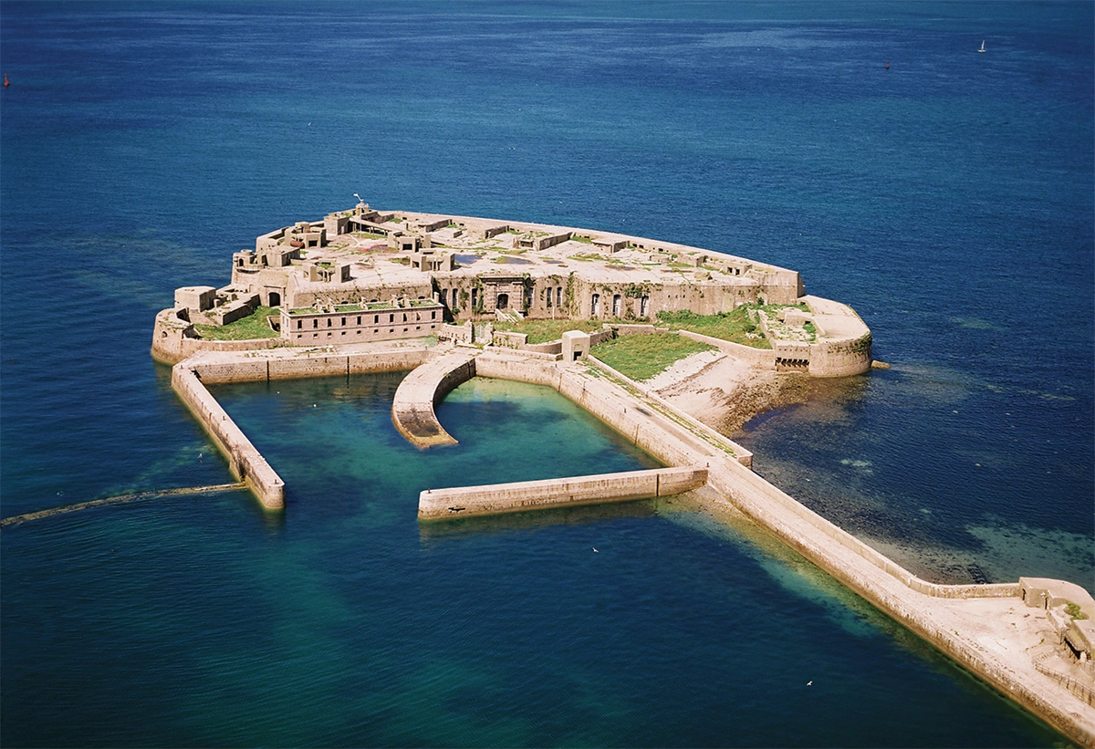 Le fort de l’île Pelée, juché sur un îlot rocheux, à l’est de la rade de Cherbourg, a défendu l’accès au port pendant plus de 150 ans. (© Coll. SHD Chg CPAR Marine Nationale F. Dupouich)