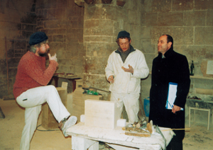 Georges Bernage en compagnie de deux tailleurs de pierre qui restaurent l'église Saint-Sauveur à Caen.