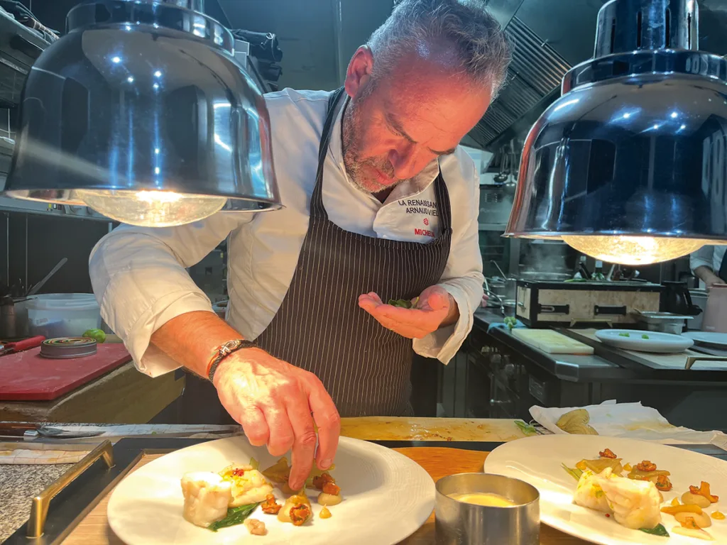 Un ballet bien réglé qui a valeur de spectacle. En cuisine, le chef Arnaud Viel et sa brigade déploient leur art avec précision et concentration. (© Jean-Luc Péchinot)