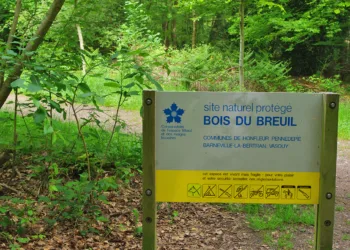 À l’orée du bois du Breuil, propriété du Conservatoire du littoral. Tout un programme sur un panneau. (© Stéphane William Gondoin)