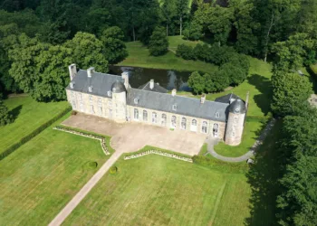 Le château de Pontécoulant, face à la cour d’honneur. À droite de la tour centrale, la galerie construite au XVIIIe siècle et la tour d’angle. À gauche, la demeure de la fin du XVIe siècle rénovée à la même époque. (Photo Rodolphe Corbin © Patrimoine Normand)