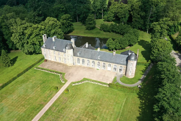 Le château de Pontécoulant, face à la cour d’honneur. À droite de la tour centrale, la galerie construite au XVIIIe siècle et la tour d’angle. À gauche, la demeure de la fin du XVIe siècle rénovée à la même époque. (Photo Rodolphe Corbin © Patrimoine Normand)