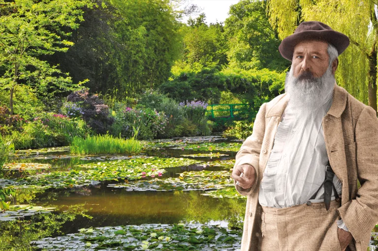 Giverny, l’étang des nymphéas, l’été. (Photo Rodolphe Corbin © Patrimoine Normand) ; Jacques-Ernest Bulloz, Claude Monet près du bassin aux nymphéas, été 1905. (© Musée A. G. Poulain, Vernon)
