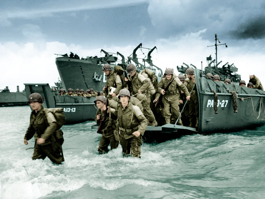 Probable exercice de débarquement à Slapton Sands (Devon), plage à la configuration voisine de celles d’Omaha et d’Utah. L’un de ces entraînements, l’opération Tiger (du 22 au 29 avril 1944), tourna au fiasco à cause de l’attaque de vedettes rapides allemandes, ce qui coûta la vie à près d’un millier d’hommes. (© National Archives and Records Administration – Conseil régional de Normandie – Mise en couleur Rodolphe Corbin – CC BY-SA 2.0)