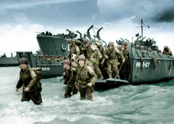 Probable exercice de débarquement à Slapton Sands (Devon), plage à la configuration voisine de celles d’Omaha et d’Utah. L’un de ces entraînements, l’opération Tiger (du 22 au 29 avril 1944), tourna au fiasco à cause de l’attaque de vedettes rapides allemandes, ce qui coûta la vie à près d’un millier d’hommes. (© National Archives and Records Administration – Conseil régional de Normandie – Mise en couleur Rodolphe Corbin – CC BY-SA 2.0)