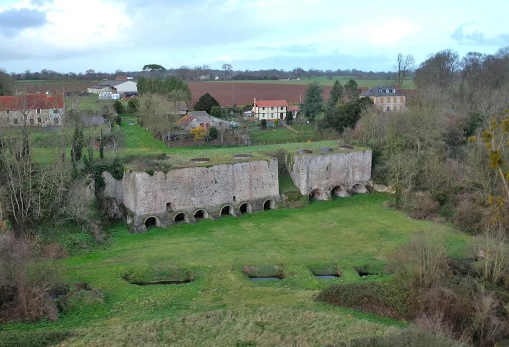 Le site des fours à chaux s’étend sur 26 hectares dont 11 sont la propriété du Département de la Manche. (© Fondation du patrimoine)