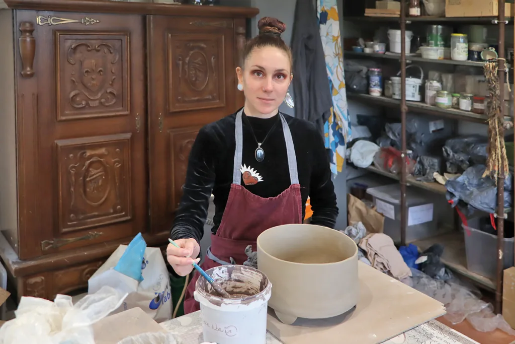 Léa Croison dans son atelier à Calleville, dans l’Eure. Le façonnage est la première étape du processus. (© Virginie Michelland)