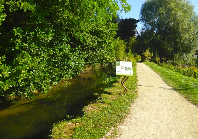 L’entrée occidentale du parc-jardin de la sente des Rivières. (© Stéphane William Gondoin)