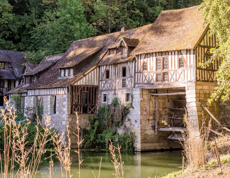 Le moulin d’Andé est un lieu de plénitude, témoin d’une belle effervescence culturelle. (© Moulin d’Andé)