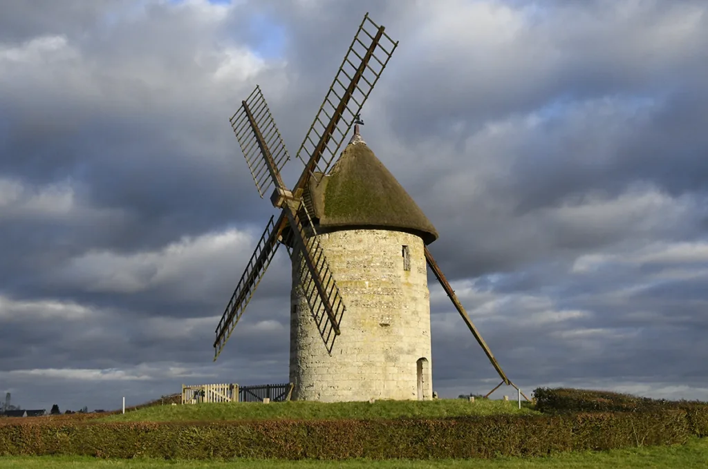 Le moulin de pierre de Hauville est un monument historique construit au XIIIᵉ siècle.