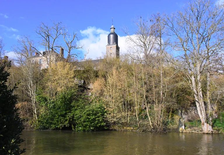 Putanges sera le point de départ de notre itinéraire dans le Houlme, à la rencontre d’un pays façonné par la pierre et l’histoire. (Photo Rodolphe Corbin © Patrimoine Normand)