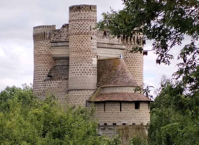 Le donjon de Didier Lobert à Saint-Germain-sur-Avre. Le donjon semble surgi du XIIe siècle ; il a en réalité été construit au XXe siècle. (© Virginie Michelland)