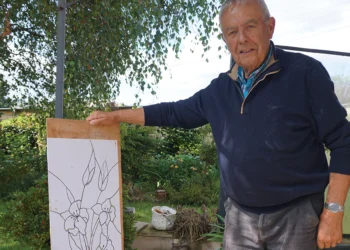 Jack Bercy, à son domicile de Thury-Harcourt, présente le calque d’une future création pour une commande privée. (© Mireille Thiesse)