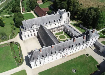 Vue de l’ensemble des bâtiments conventuels et de l’église abbatiale. (© Abbaye Saint-Wandrille)