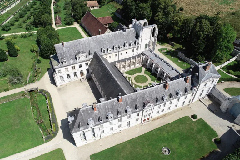 Vue de l’ensemble des bâtiments conventuels et de l’église abbatiale. (© Abbaye Saint-Wandrille)