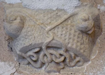 Chapiteau réemployé présentant un décor guilloché et des entrelacs, église de Foucarville. (© Damien Bouet)