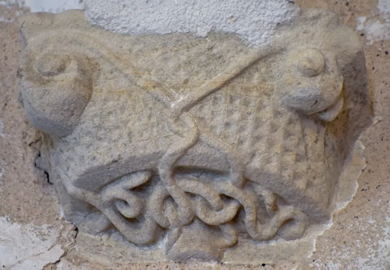 Chapiteau réemployé présentant un décor guilloché et des entrelacs, église de Foucarville. (© Damien Bouet)