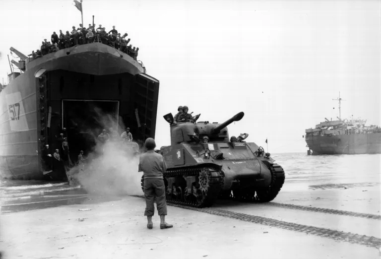 Un char Shermann de la 2e division blindée française débarquant d’un LST le 2 août 1944, sur la côte orientale du Cotentin. (© Conseil régional de Normandie / National Archives USA)