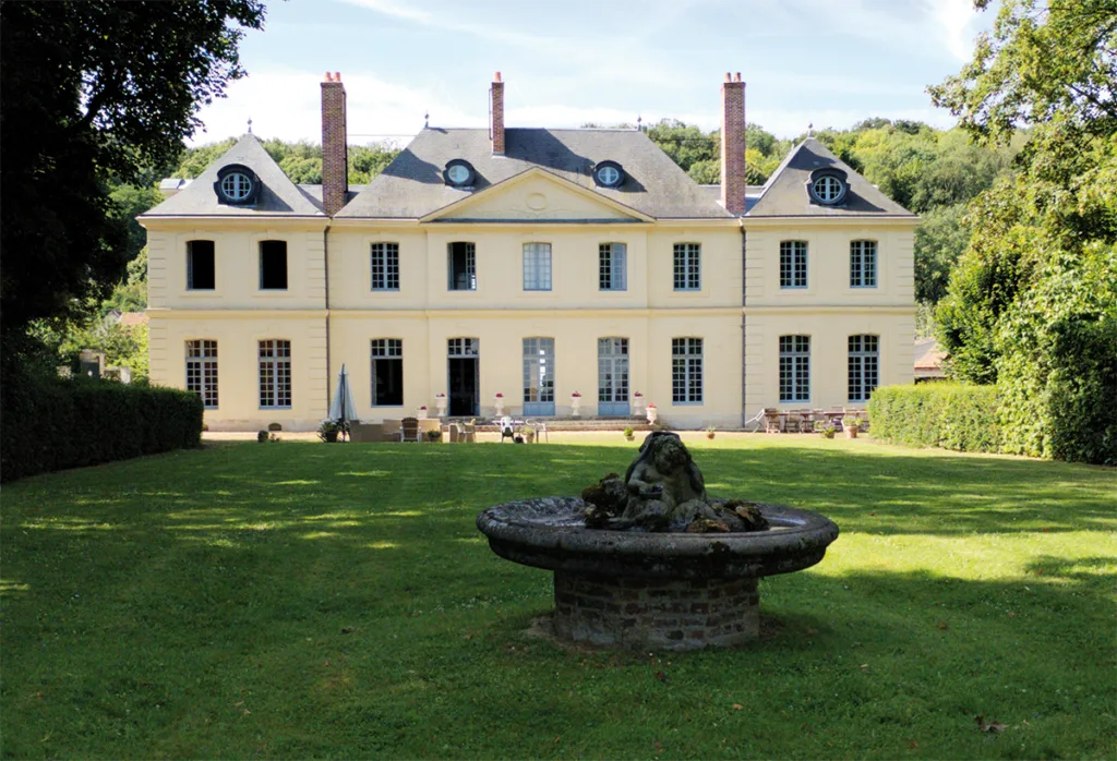 Le château de Couvicourt offre un cadre de vie paisible à ses propriétaires actuels, Xavier et Nathalie Sahut d’Izarn. (© Virginie Michelland)