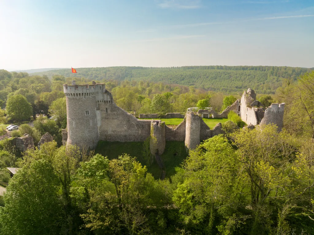 Le château de Robert-le-Diable domine la vallée de la Seine, au-dessus du joli village de La Bouille. (© Alan Aubry– Métropole Rouen Normandie)