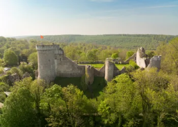 Le château de Robert-le-Diable domine la vallée de la Seine, au-dessus du joli village de La Bouille. (© Alan Aubry– Métropole Rouen Normandie)