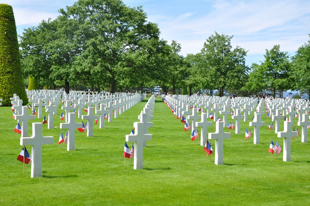 Cimetière américain de Colleville-sur-Mer, au-dessus de la mythique plage d’Omaha Beach. Ici reposent de nombreux jeunes soldats morts sur la plage en contrebas… pour notre liberté… (Photo Rodolphe Corbin © Patrimoine Normand)