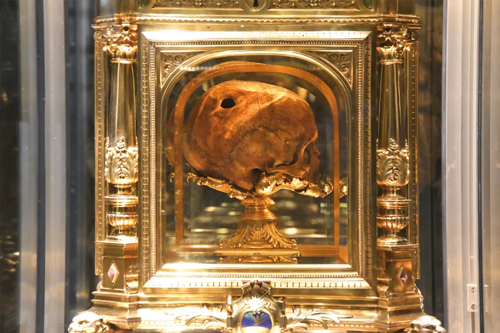 Détail du reliquaire de 1895 : vue sur le crâne perforé dit de saint Aubert. Basilique Saint-Gervais-et-Saint-Protais d’Avranches. (Photo Rodolphe Corbin © Patrimoine Normand)