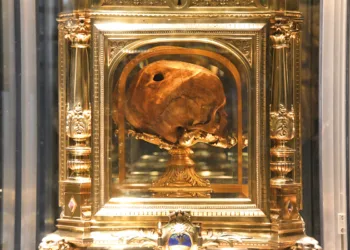 Détail du reliquaire de 1895 : vue sur le crâne perforé dit de saint Aubert. Basilique Saint-Gervais-et-Saint-Protais d’Avranches. (Photo Rodolphe Corbin © Patrimoine Normand)