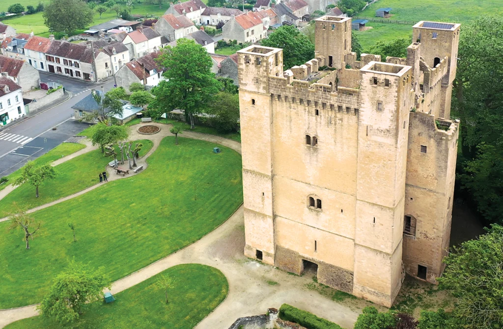 Le donjon de Chambois fut édifié vers 1180 par un proche d’Henri II Plantagenêt, roi d’Angleterre et duc de Normandie et maître d’un vaste empire allant des Pyrénées à l’Écosse. Henri II favorisa l’essor d’une architecture militaire anglo-normande d’une grande rigueur, dont Chambois demeure l’un des modèles sur le continent. (Photo Rodolphe Corbin © Patrimoine Normand)