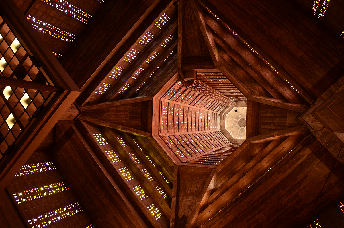 Dans l’église Saint-Joseph, au Havre, les 12 768 carrés de couleur de Marguerite Huré créent une symphonie de lumière en perpétuel mouvement. (© Philippe Simon)