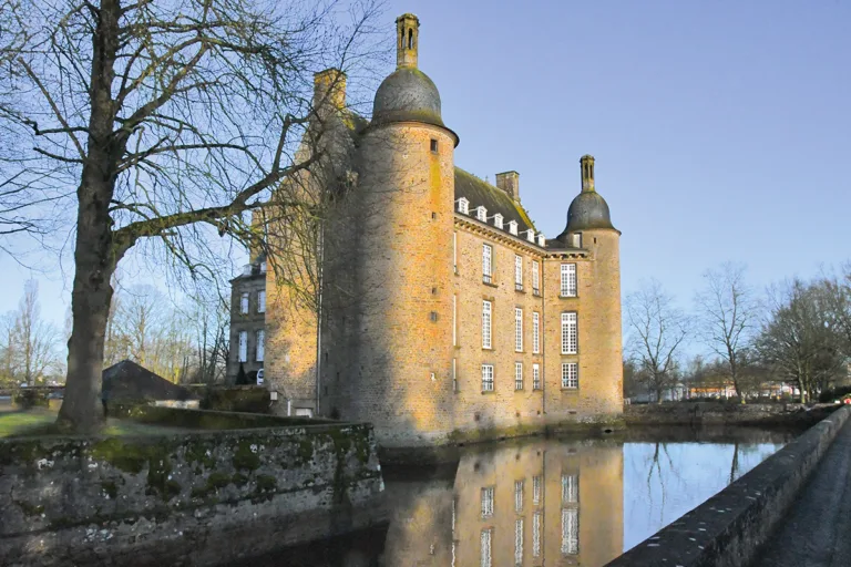 Le château Renaissance, construit pour Nicolas III de Grosparmy, arbore de hautes tours coiffées en cloche rehaussées d’une lanterne aux pilastres de pierre blanche. (Photo Rodolphe Corbin © Patrimoine Normand)