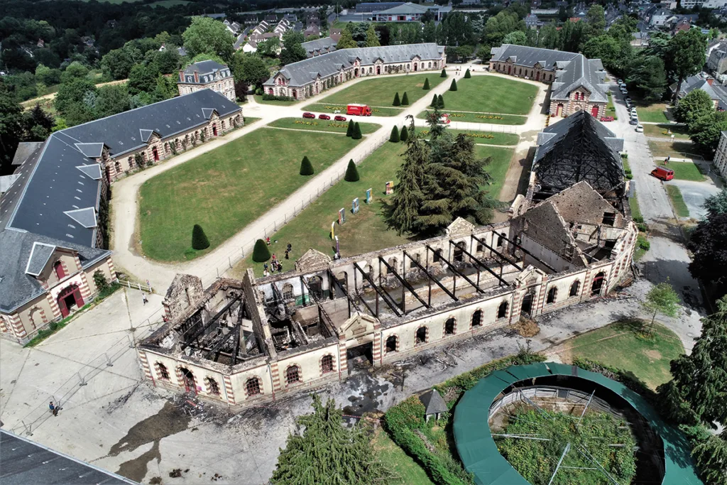 2000 m² sont partis en fumée, la moitié des étables du haras, dont quarante-deux boxes et leurs locaux annexes (sellerie, stockage, douches…), ainsi que le laboratoire d’insémination artificielle. (© MDprod50)