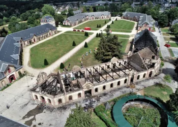 2000 m² sont partis en fumée, la moitié des étables du haras, dont quarante-deux boxes et leurs locaux annexes (sellerie, stockage, douches…), ainsi que le laboratoire d’insémination artificielle. (© MDprod50)