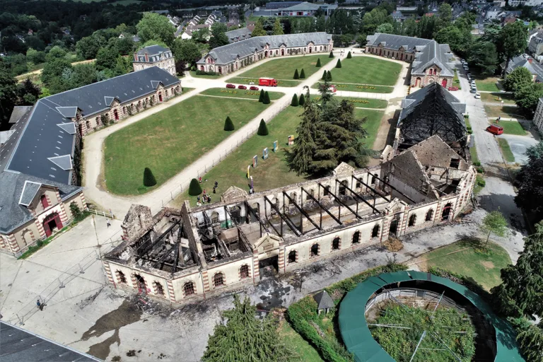 2000 m² sont partis en fumée, la moitié des étables du haras, dont quarante-deux boxes et leurs locaux annexes (sellerie, stockage, douches…), ainsi que le laboratoire d’insémination artificielle. (© MDprod50)