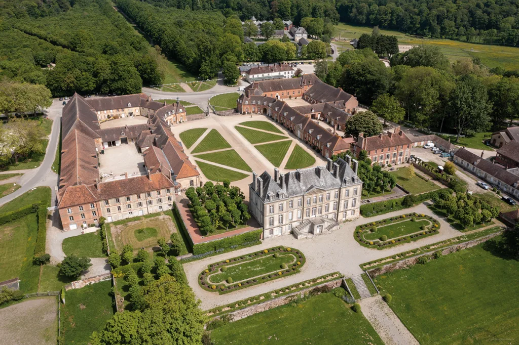 Le haras du Pin s’inscrit dans un cadre préservé d’herbages et de forêts. (© David Commenchal)