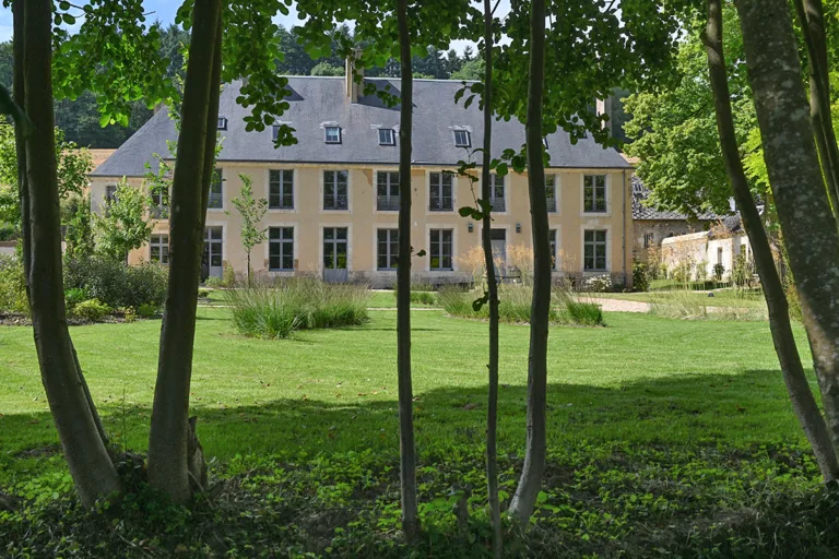 Une maison au bord de l’eau. Chambres et salons s’ouvrent sur un vaste parc arboré d’espèces centenaires, bercé par la rivière de l’Hoëne en contrebas. (© Franck Schmitt)