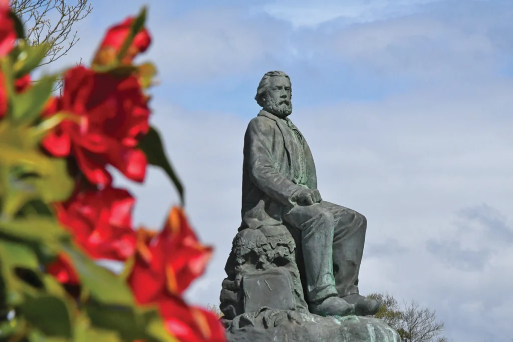 Le monument à Jean-François Millet à Gréville-Hague. Louis Derbré, 1998. (Photo Rodolphe Corbin © Patrimoine Normand)