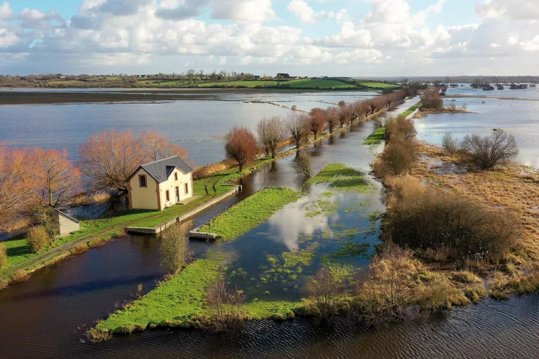 La maison éclusière des Ormes à l’entrée du canal Vire-Taute, lors des crues hivernales à Montmartin- en-Graignes. Le canal, creusé a XIXe siècle, permettra d’acheminer les marchandises entre Saint-Lô et Carentan, mais aussi de drainer les eaux des marais de la Taute. (© Patrice Lecarpentier, PnrMCB)