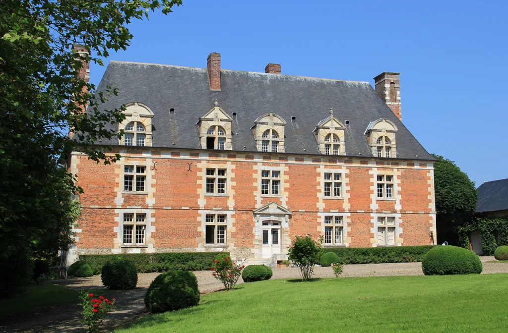 La façade principale actuelle du manoir de Senneville. (© L.Launey - Office de tourisme Seine-Eure)