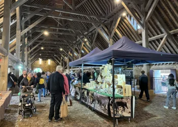 Fleuron du patrimoine médiéval normand, édifiée au XIIIe siècle, puis agrandie au XVIe, la vaste halle de Saint-Pierre-en-Auge fait la fierté des 7300 Pétruviens. (© Jean-Luc Péchinot)