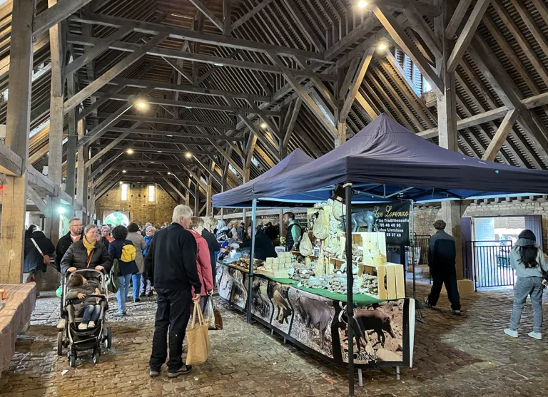 Fleuron du patrimoine médiéval normand, édifiée au XIIIe siècle, puis agrandie au XVIe, la vaste halle de Saint-Pierre-en-Auge fait la fierté des 7300 Pétruviens. (© Jean-Luc Péchinot)