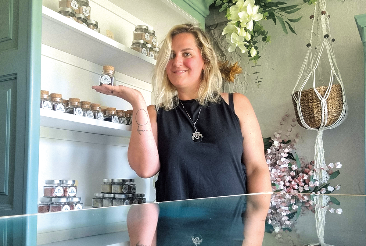Dans sa boutique à la ferme, Marine Rivière propose aussi des créations salées et sucrées telles que le café au poivre, les sels arrangés au poivres et aromates, les sucres arrangés. (© Plantation Petite Rivière).