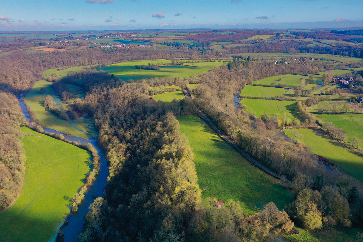 Perché à près de 50 mètres au-dessus de l’Orne, sur un éperon barré, le site du « Haut du Château » domine un méandre resserré. (Photo Rodolphe Corbin © Patrimoine Normand)