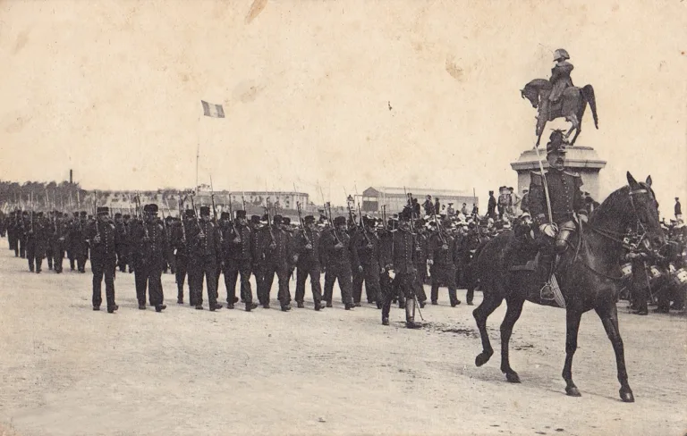 Cherbourg, défilé du 14 juillet, carte postale, début XXe siècle. (Collection particulière)